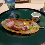 日本料理ぜん - グラスは青菜　小鉢はハモの卵　緑の漆盆グっときました