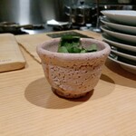 日本料理ぜん - 調理中の薬味入れの志野焼