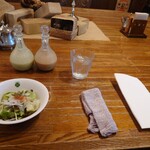 クローバーステーキハウス - サラダと　店オリジナルの　グリーンドレッシングと和風ドレッシング