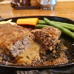 クローバーステーキハウス - 肉肉しい断面　最近あまり見てないタイプだけど　ウマすぎる