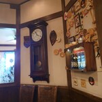クローバーステーキハウス - 座った席の後ろに柱時計（現役）