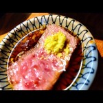 浪花焼肉 肉タレ屋 - お店のタレにたっぷりつけて わさびもつけます　味変ができるので嬉しいです