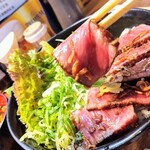 浪花焼肉 肉タレ屋 - レアステーキ丼のステーキはお肉 そのものにも味をつけてくださっています　なので一口目はそのまま いただき 後でわさびをつけるなど 味変をして食べ進めていきます