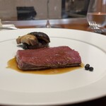 馳走西健一 - ◎炭火焼き日本鹿背ロース(静岡県清沢産、雄、3歳)、炭火焼き玉取茸(銘柄名:玉取茸、静岡県藤枝産、農林水産大臣賞受賞)、赤ワインとジェのソース掛け、塩漬け胡椒添え