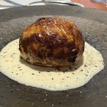 馳走西健一 - ◎泳がせ太刀魚&大葉&ロースト玉葱のパイ包み焼き、ブールブラン・ソース《ブールブラン・ソースとはワインビネガー、鰯魚醤、魚介類の出汁、生クリーム、バターで作ったもの》添え