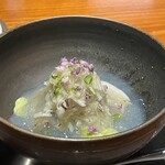 馳走西健一 - ◎揚げ浸し茄子、枝豆、ドウマンガニを載せて。浅蜊&利尻昆布の出汁ジュレ添え、紫蘇穂花散らして