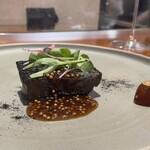 馳走西健一 - ◎炭火炙り泳がせ真鯖をヒッコリーで燻して、エゴマのマスタード掛け、マイクロハーブ乗せ、カリフラワーのムース&フィンガーライム＆紫甘藍のマリネ添え、炭焼き大蒜パウダーを散らして