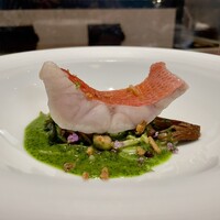 馳走西健一 - ◎金目鯛のポシェ《90℃の塩水を潜らせた後に60℃の塩水で低温調理》、おおまさり《茹で落花生》&榎茸&香草のバター炒め、紫蘇穂花を散らして