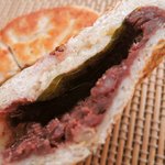 オーガニックパン工房　それいゆ - 見て見て～、桜の葉っぱがまるごと1枚入ってるよ。
      葉っぱのいいにおいがします。
      玄米餅はごはん粒が残っているタイプだね。ボキ好み～
