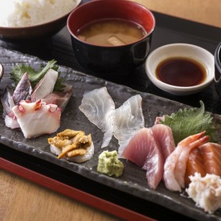 新鮮な魚貝を使った定食をリーズナブルに楽しめる♪