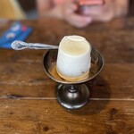 スパイス・ツリー - 相棒の愛してやまない自家製クルフィ　スパイスとミルクを煮出し、ピスタチオと合わせたのスパイスミルクのソルベ