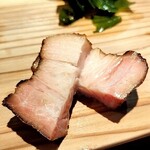 NATURAL TASTE - トッピングのワカメと吊るし焼きチャーシュー