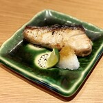 すしやのたい悟 - 鰤の漬け焼き。皮目パリッと身はふっくらジューシーで食べ応え抜群(ღ*ˇ ˇ*)｡o♡