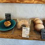 天然こうぼぱん とことこ - パイナポ〜とバナナは、夏の果物のイメージ屋根‼︎