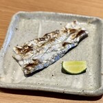 すしやのたい悟 - 太刀魚塩焼き。程よい塩味が上品な白身を引き立てています。