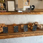 天然こうぼぱん とことこ - いつもの様に、黒い札は、新人パンなりね(^^)/