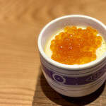 すしやのたい悟 - 新物イクラの茶碗蒸し。滑らかな舌触り、上品なお出汁感じる茶碗蒸しはそれだけでも絶品ですが、輝くイクラがたっぷり乗って更にゴージャスに！中には帆立や下足、百合根入り♡