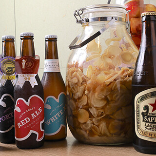 甘くて飲みやすい、自家製の酵素サワーやハイボールで乾杯