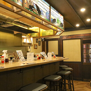 フレンドリーなスタッフがもてなす、大正をロマン感じる店内