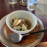 hape - 茸の軸と鶏ガラのスープ