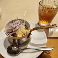 カシュカシュ - 出来上がりのベルが鳴るハンバーグ デミグラスソースたっぷりだったのでサラダ用のオニオンをトッピングしてみました カシュカシュ - 出来上がりのベルが鳴るハンバーグ デミグラスソースたっぷりだったのでサラダ用のオニオンをトッピングしてみました