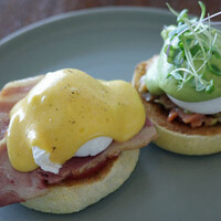 シルー - 2種のエッグベネディクト 島豚ベーコンとトマトのオランデーヌソース スモークサーモンのコンフィ アボカドのソース