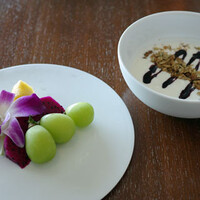 シルー - アサイーヨーグルトとフレッシュフルーツ