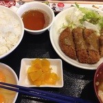 さくら水産 - この日はメンチカツ　カレーソース掛け+青野菜