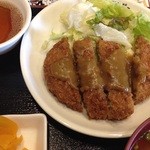 さくら水産 - メンチカレーのカレーソース掛けアップ