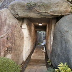 銘石の宿 かげつ - 庭の中に在る、岩のトンネル