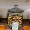 グルーヴィナッツ - 棚に並ぶペルー産ブラジルナッツ（生、無塩）