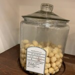 グルーヴィナッツ - 棚に並ぶオーストラリア産マカダミアナッツ（生、無塩）