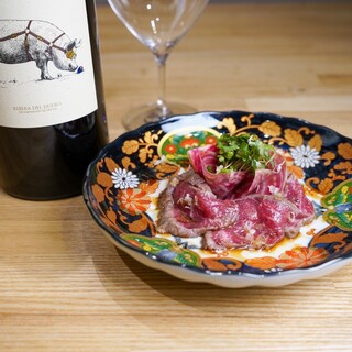 世界のお料理を日本のアテにアレンジ◆多彩な調理法でお肉を堪能