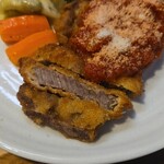 キッチン ブルー グローブ - 牛もも肉ミラノ風カツレツの断面