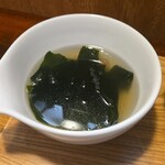 キッチン ブルー グローブ - わかめスープのアップ