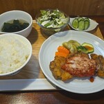 キッチン ブルー グローブ - 牛もも肉ミラノ風カツレツ　刻み野菜とトマトのソース