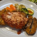 キッチン ブルー グローブ - 反対側から、刻み野菜とトマトのソースはタップリ！