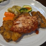 キッチン ブルー グローブ - 牛もも肉ミラノ風カツレツのアップ