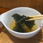 キッチン ブルー グローブ - 具沢山なわかめスープ