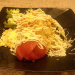 そ～れ - サラダは巨大サイズです。