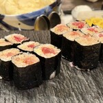 鮨やまけん - とろたく(簀巻き)2本