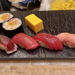 鮨やまけん 新宿東口店 - 【生本鮪】握り4種(大トロ、赤身、中トロ、炙り)ととろたく太巻(ニケ)、玉子