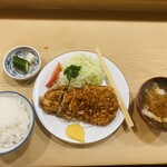 とんかつ とんき - 定食にはご飯、豚汁、お新香が付きます。