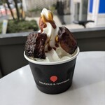 メゾン ランドゥメンヌ 麻布台 - カヌレソフト♡ソースはキャラメルか柚子をチョイス出来ます(^^)