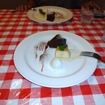 OSTERIA NAKANO - ドルチェ盛り合わせ　ナシのシャーベット　チョコレートケーキ…普段はチョコレートケーキは好きじゃないけど、半生で苦味甘味のバランスが素晴らしい　　真ん中はパンナコッタです