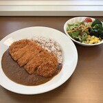 コスモス - カツカレー(サラダバー付き)