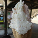 まきばのジャージー - パリパリキャラメル・いちご（ダブル）