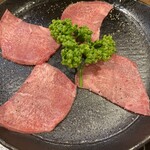 炭火焼肉 やまもと - タン　￥1600