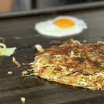 お好み焼き ふじや - 今日は※ 常連さんの愛も写真におさめます 
      
      洋食焼きタイプの「油カス玉」うす焼きのしょうゆ味
      (｣≧∇≦)｣これ次に食べたいやつーーー！