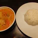 ティーヌン - 鶏肉とじゃがいものマッサマンカレー
